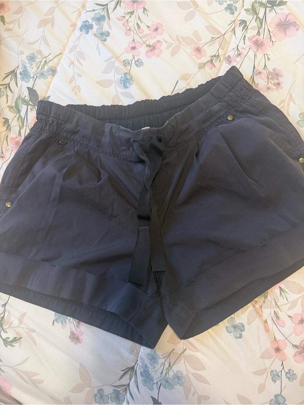 Lululemon Women's rare dressy velvety stripes fabric Drawstring Shorts size 4